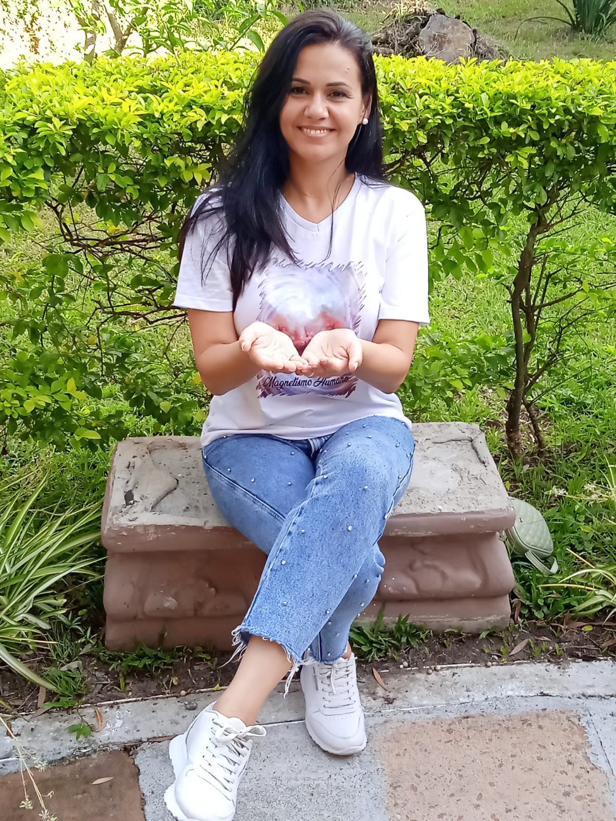 Em novembro de 2022, encontrou no Magnetismo Humano uma paixão transformadora. Desde então, estuda com profundidade, aplica com responsabilidade e coordena com dedicação o Grupo de Magnetismo Humano de Porto Alegre (POA), promovendo a prática de um magnetismo espiritualizado, comprometido com a ética, a consciência e o serviço ao outro.